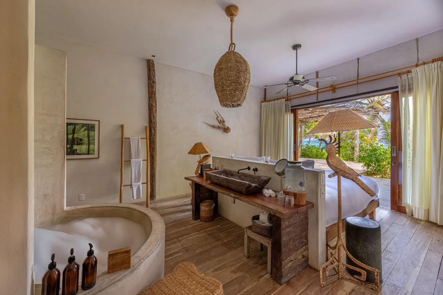 Bañera interior redonda y tocador con el mar de fondo — Suite Odyssey y Suite Compass, La Valise Tulum