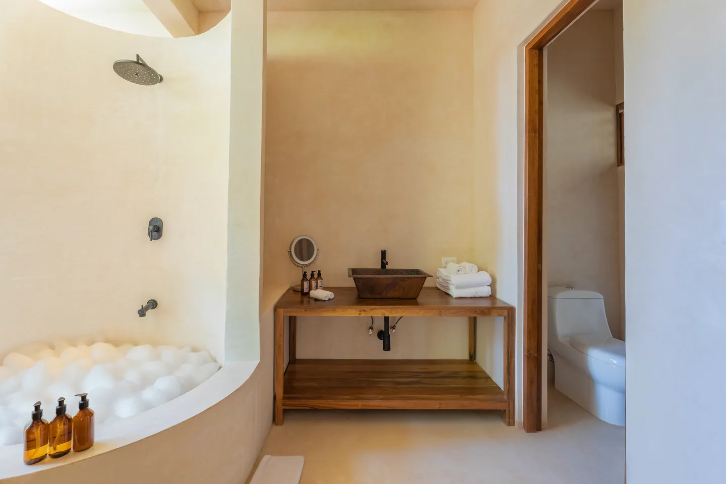 Baño con tina redonda y ducha de lluvia — Suite Jaguar, La Valise Tulum