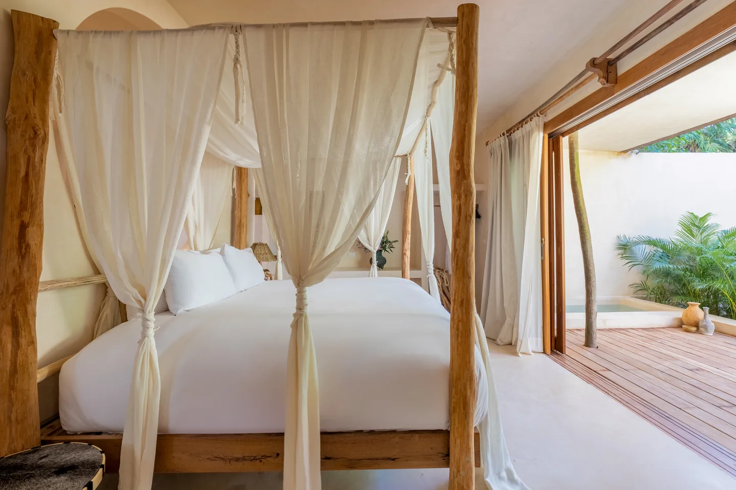 Cama king con dosel y puertas abiertas a la terraza — Suite Jaguar, La Valise Tulum