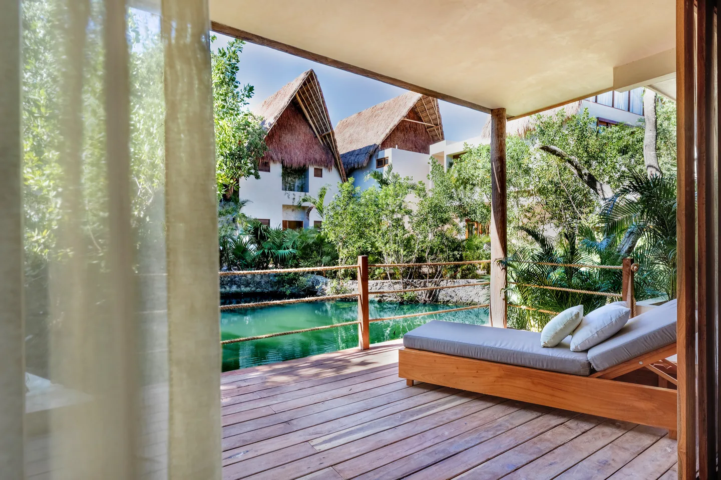 Cama de día en la terraza al borde del agua — Suite Jaguar, La Valise Tulum