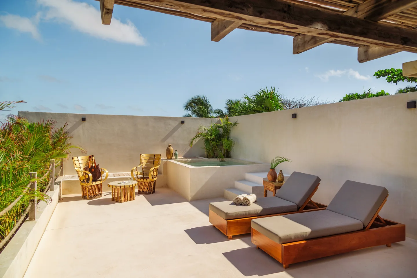 Rooftop terrace with sun loungers and plunge pool — Oasis Master Suite, La Valise Tulum