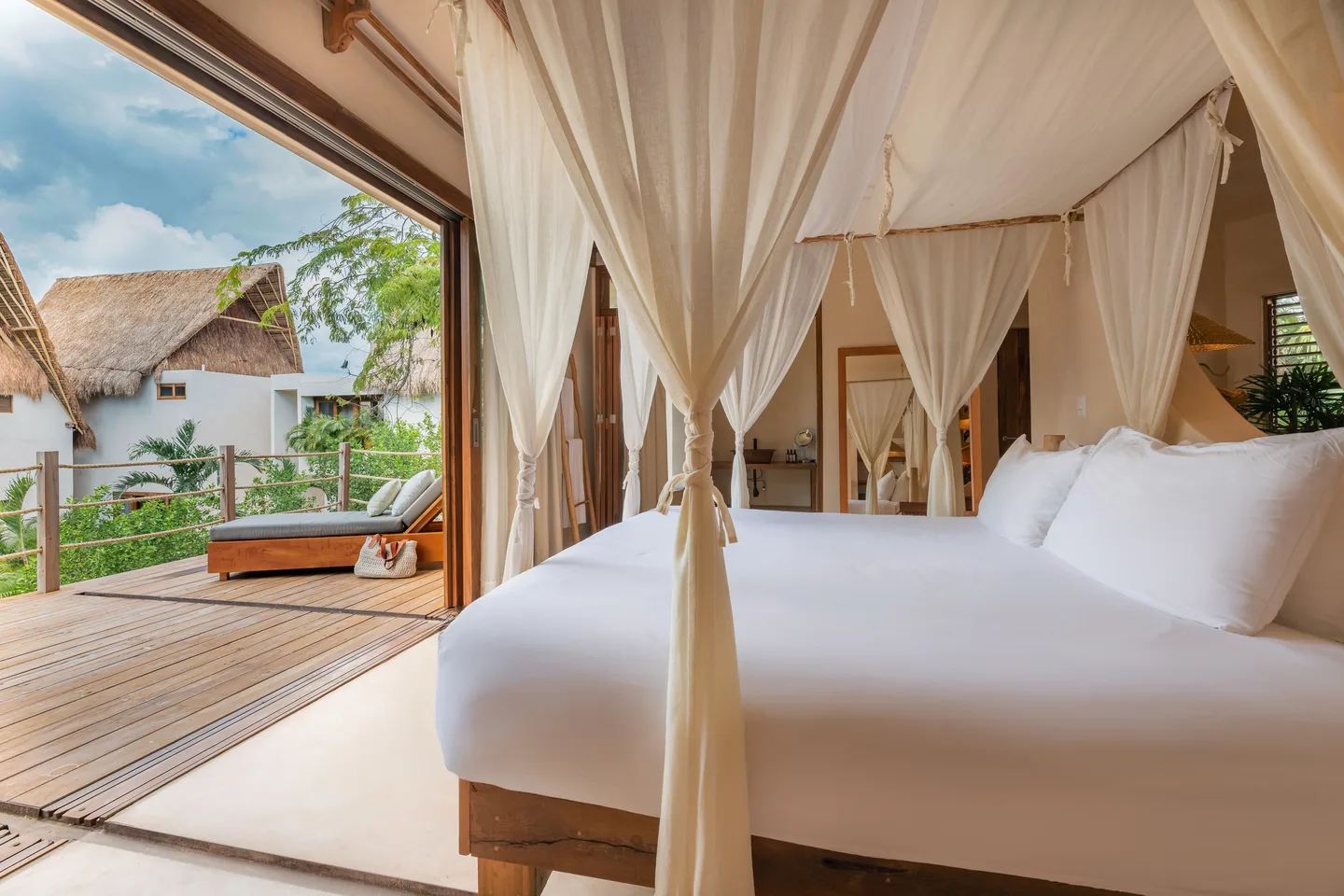 Cama king con dosel abierta a la terraza sobre el cenote — Suite Master Oasis, La Valise Tulum