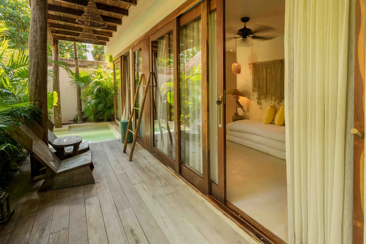 Terraza de madera privada a lo largo del jardín — Suite de ratán, La Valise Tulum