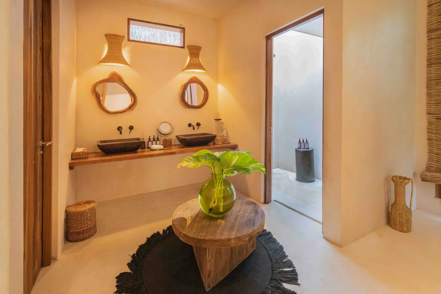 Vanidad doble con espejos de madera tallada — Rattan Suite, La Valise Tulum
