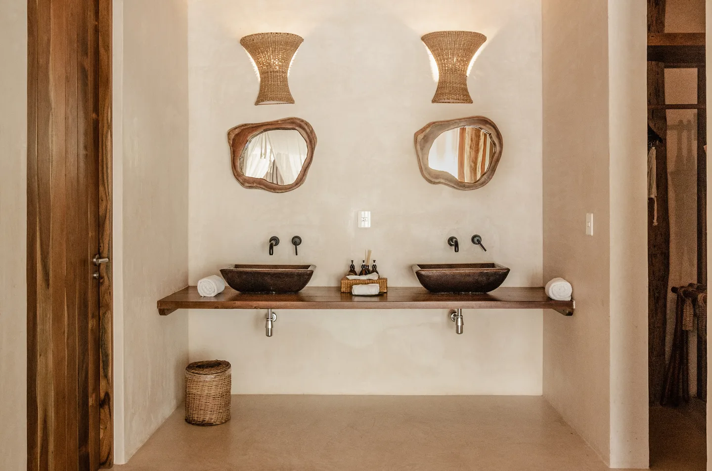 Vanidad doble con espejos de madera tallada — Suite Horizon, La Valise Tulum