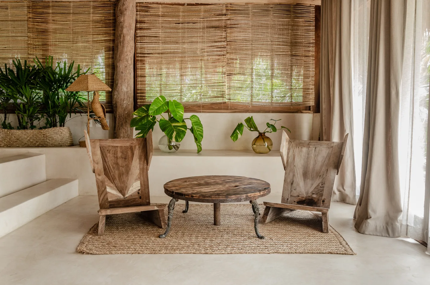 Área de estar con sillas de cuero — Suite Horizon, La Valise Tulum