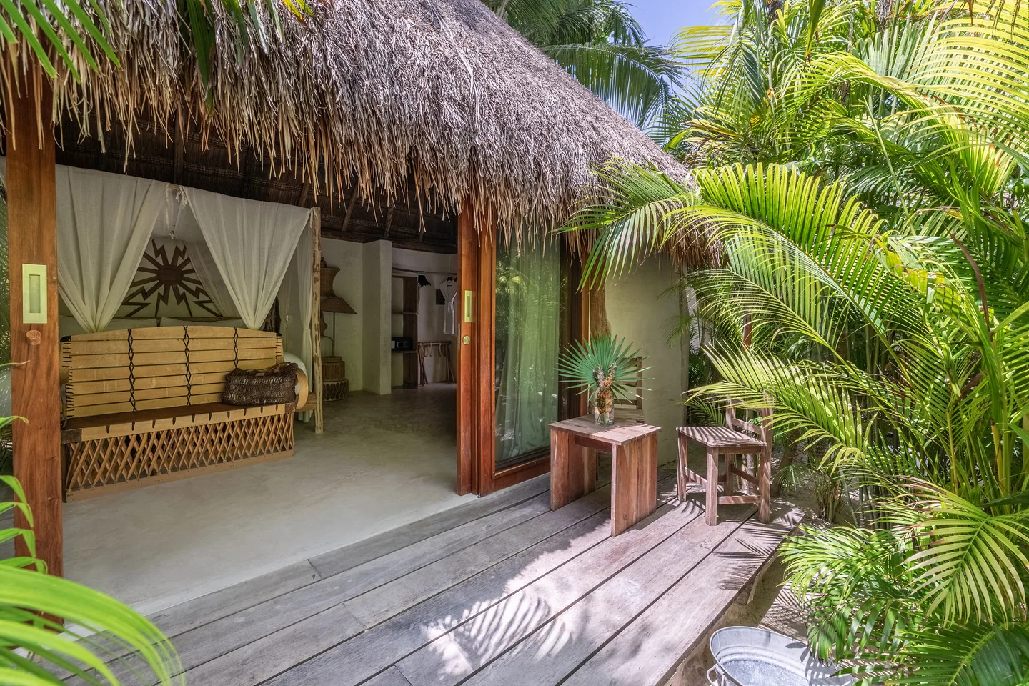 Terraza exterior privada rodeada de jardín — Coconut Suite, Areca Suite, Tropical Suite & Parasol Suite, La Valise Tulum