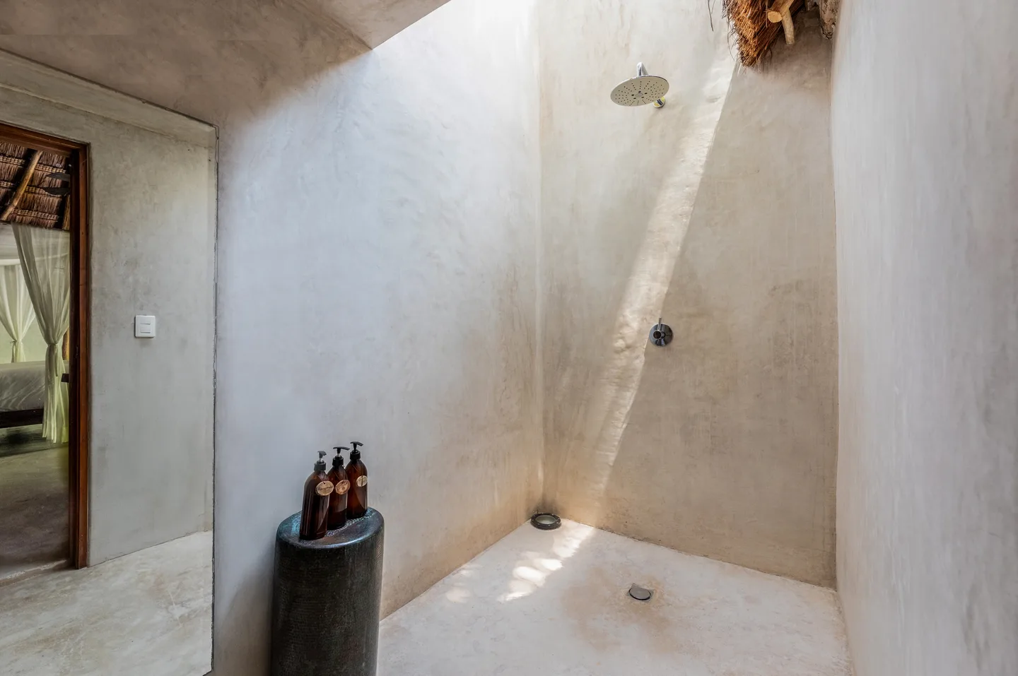 Ducha al aire libre con lluvia — Coconut Suite, Areca Suite, Tropical Suite & Parasol Suite, La Valise Tulum