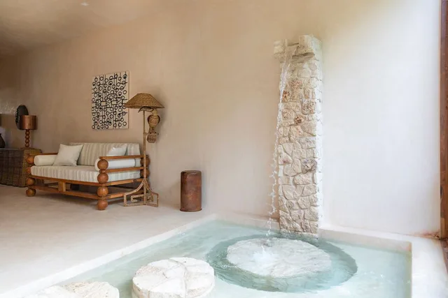 Piscina interior con fuente de piedra — Mangrove Suite, La Valise Tulum