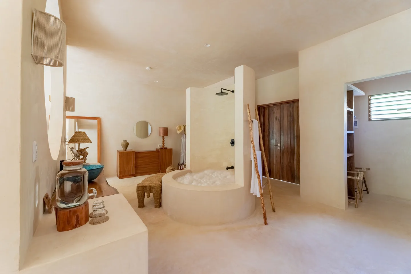 Baño con bañera redonda — Mangrove Suite, La Valise Tulum