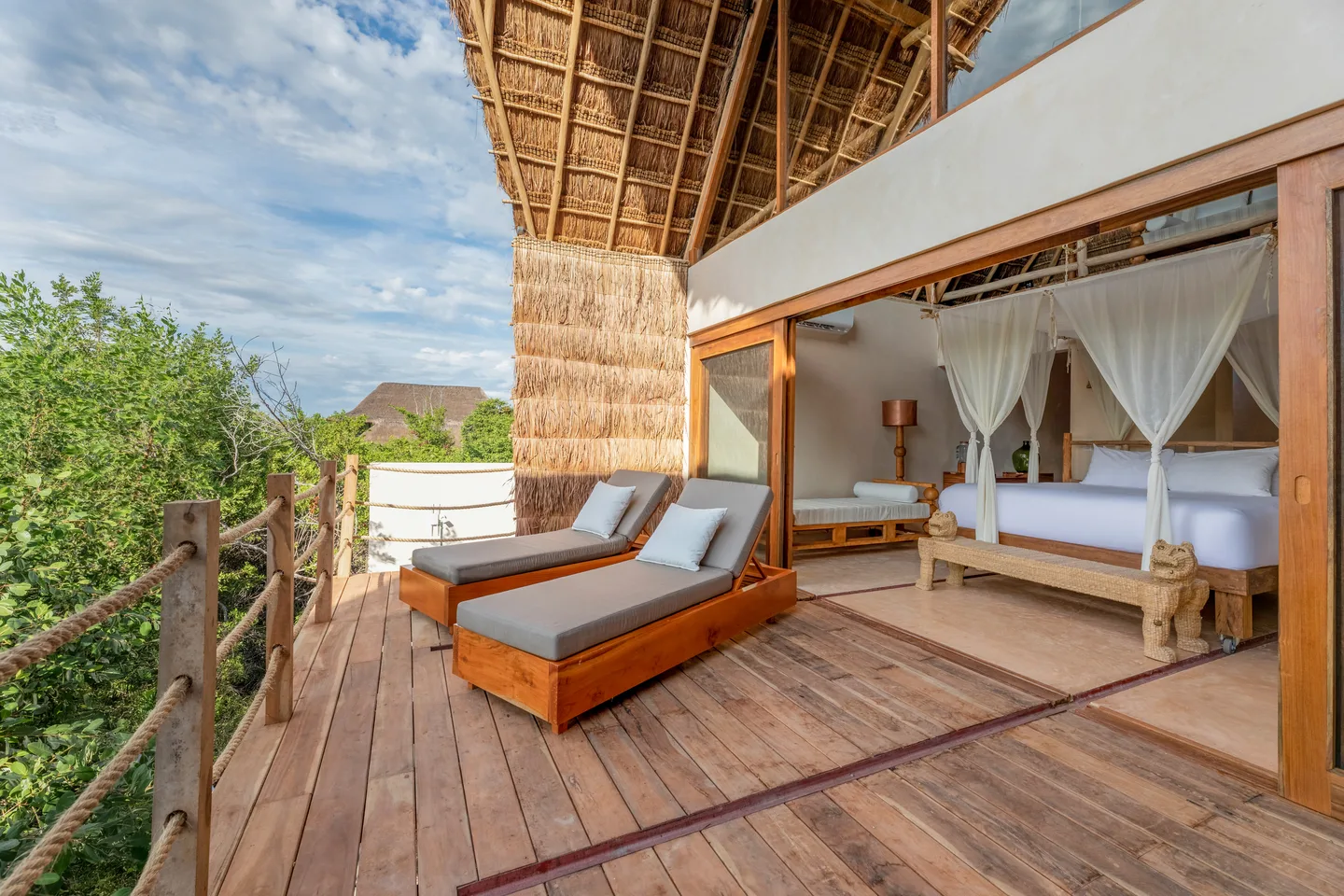 Terraza con tumbonas y la cama deslizada al aire libre — Ka’an Suite, Toucan Suite & Sunset Suite, La Valise Tulum