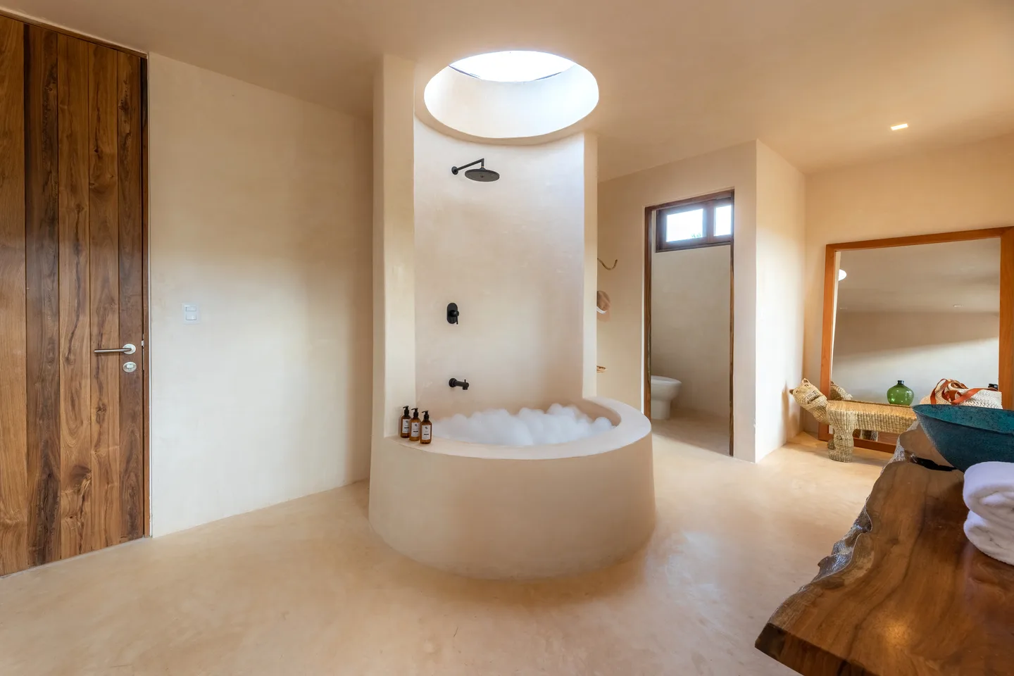 Baño con bañera redonda y tragaluz — Ka’an Suite, Toucan Suite & Sunset Suite, La Valise Tulum