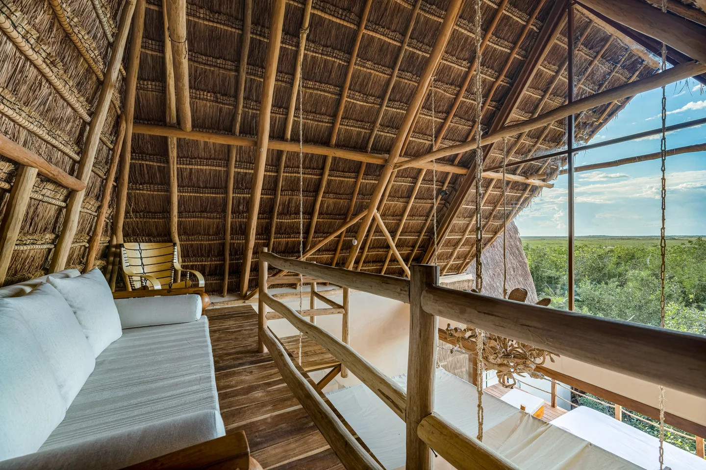 Salón mezzanine bajo el techo de palapa — Ka’an Suite, Toucan Suite & Sunset Suite, La Valise Tulum