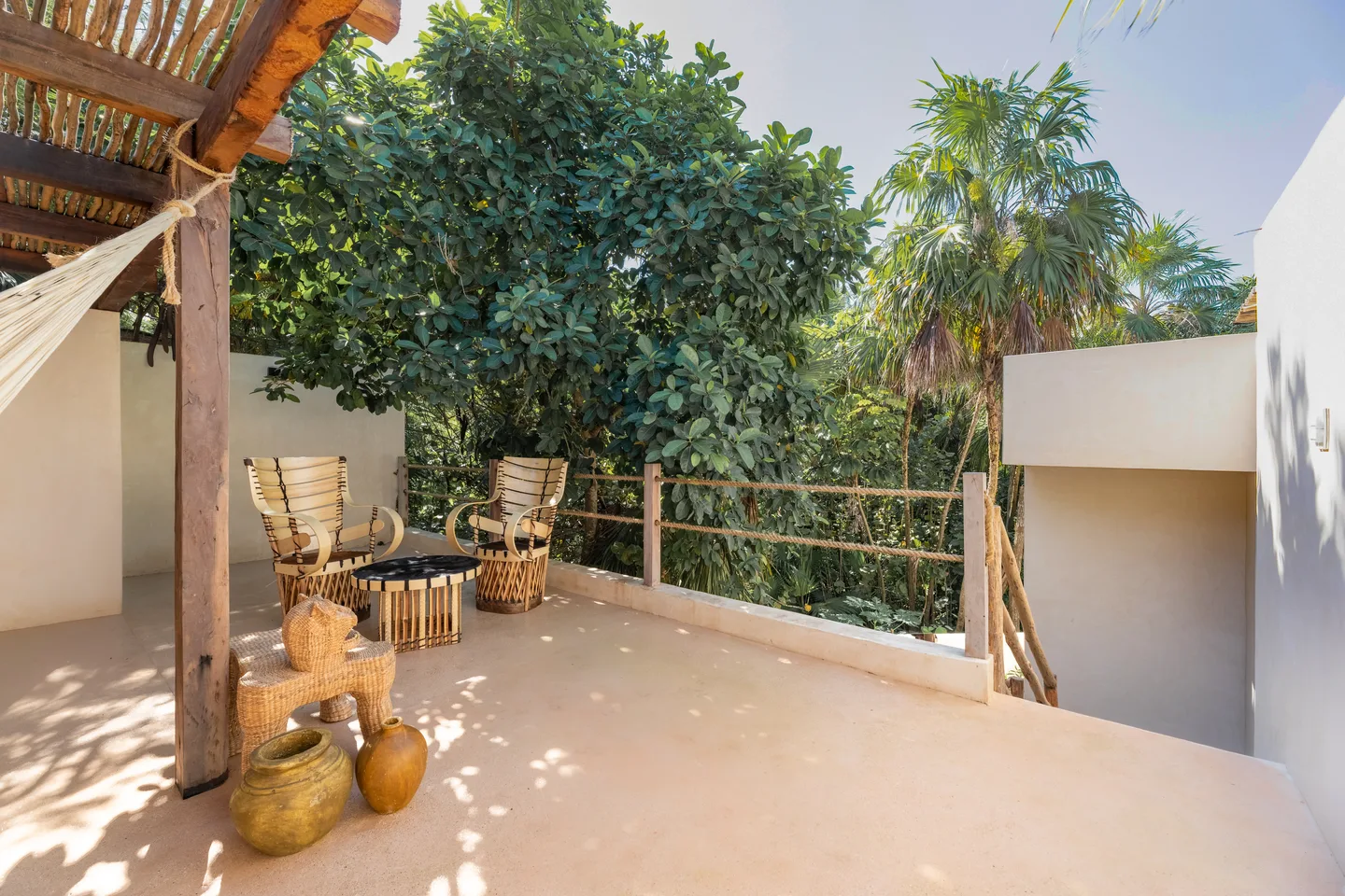 Terraza en la azotea entre los árboles — Suite Loro, Suite Hamaca y Suite Cacao, La Valise Tulum