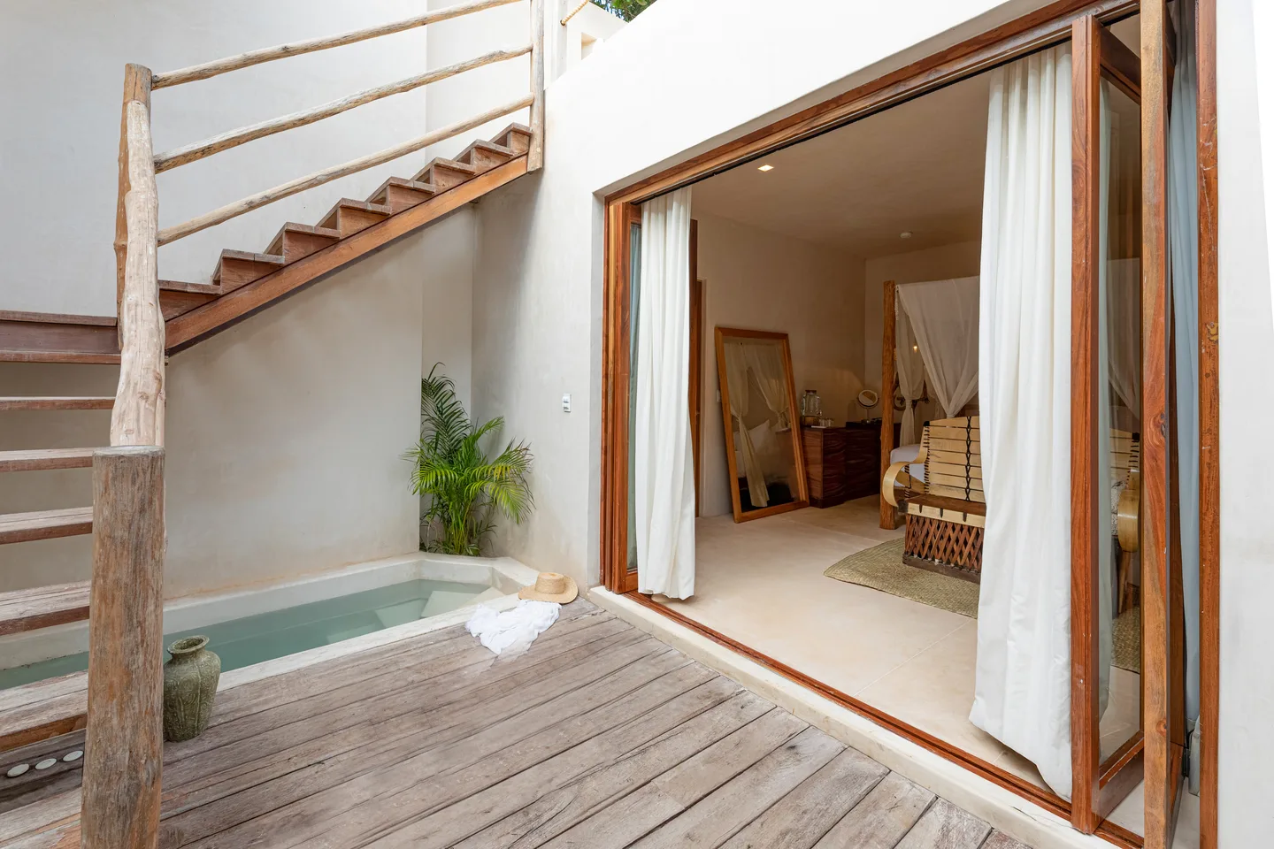 Piscina privada y escaleras a la azotea — Suite Loro, Suite Hamaca y Suite Cacao, La Valise Tulum