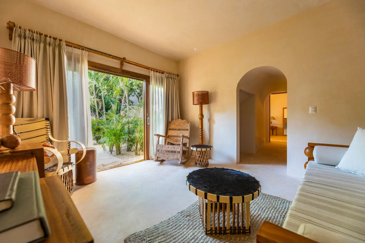 Sala de estar que se abre al jardín — Suite Amuleto, La Valise Tulum