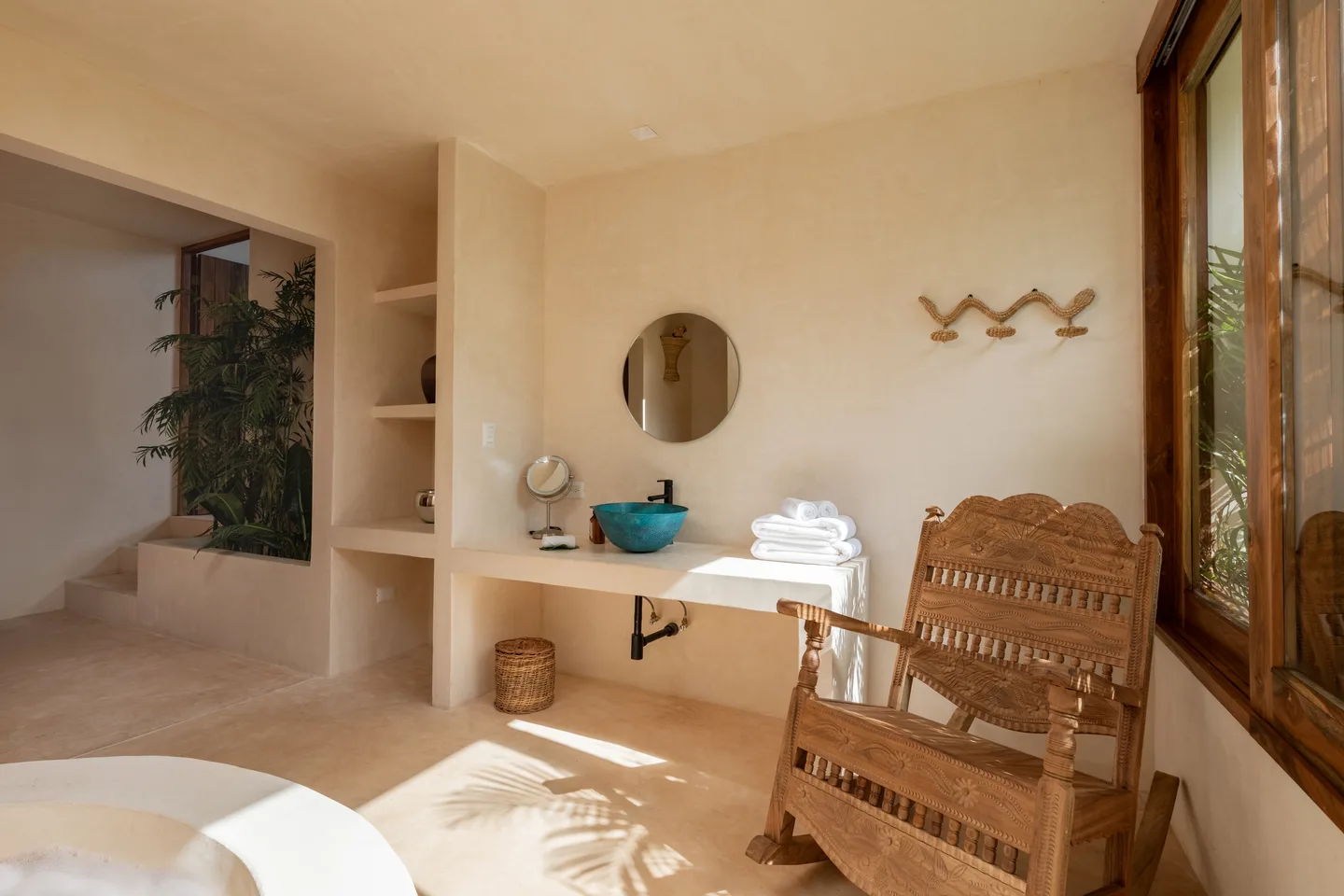 Tocador y mecedora junto a la ventana — Suite Voyager, La Valise Tulum