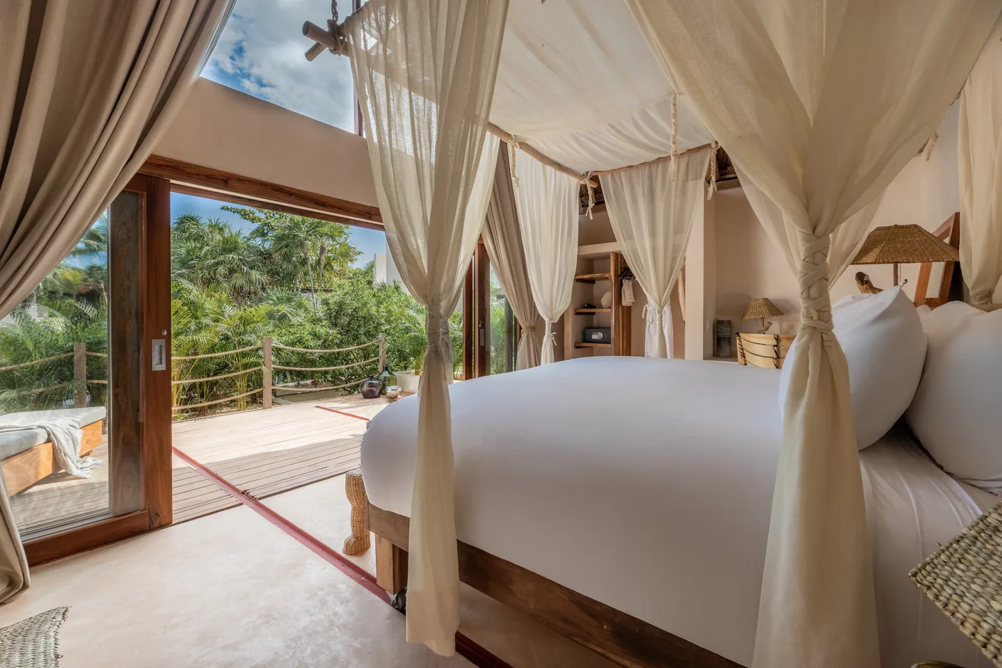 Cama king con terraza y selva al fondo — Suite Voyager, La Valise Tulum