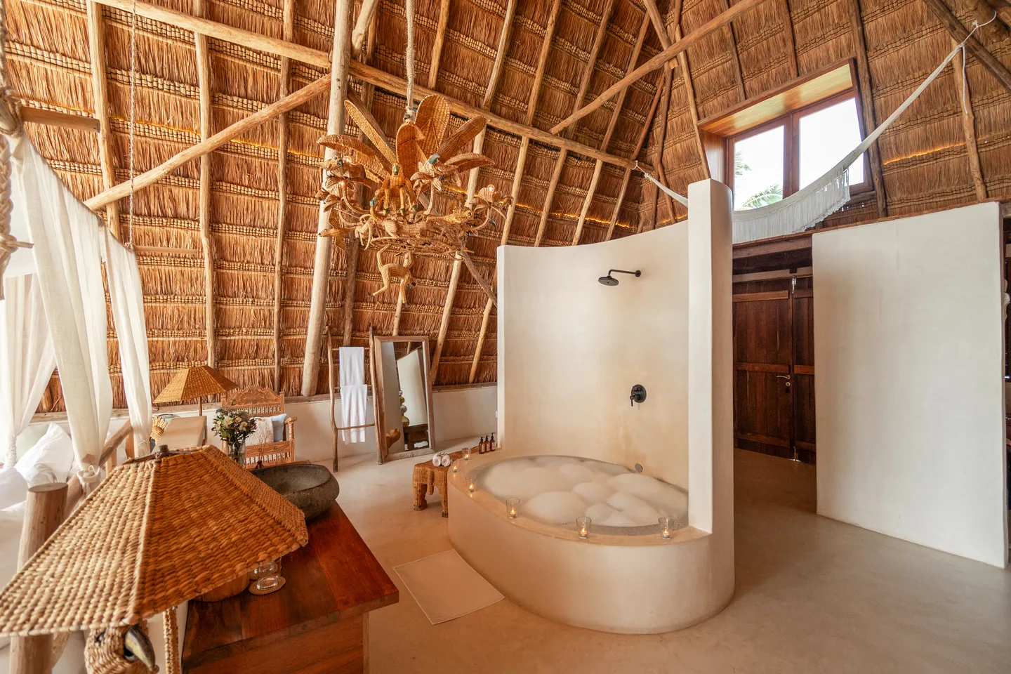 Bañera de hidromasaje y candelabro bajo la palapa — Robinson Master Suite, La Valise Tulum