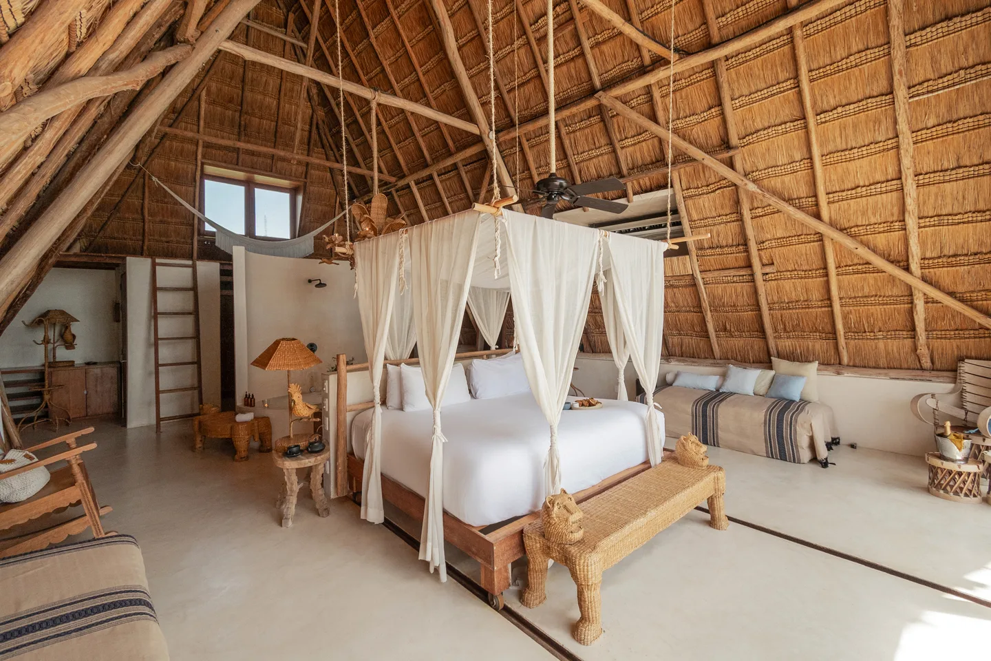 Cama king bajo el techo de palapa de siete metros — Suite Master Robinson, La Valise Tulum