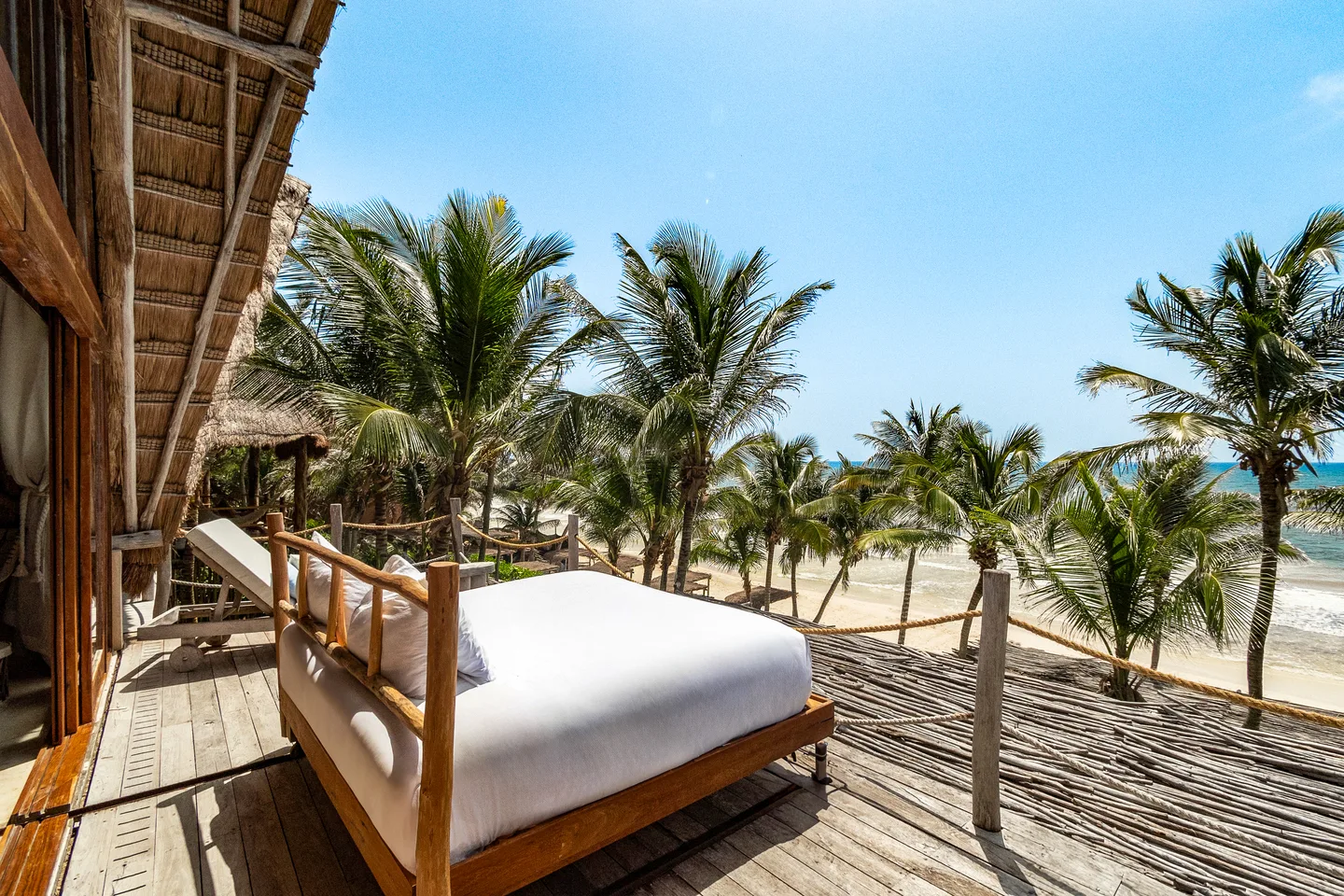 Cama king con dosel en la terraza sobre la playa — Suite Master Robinson, La Valise Tulum