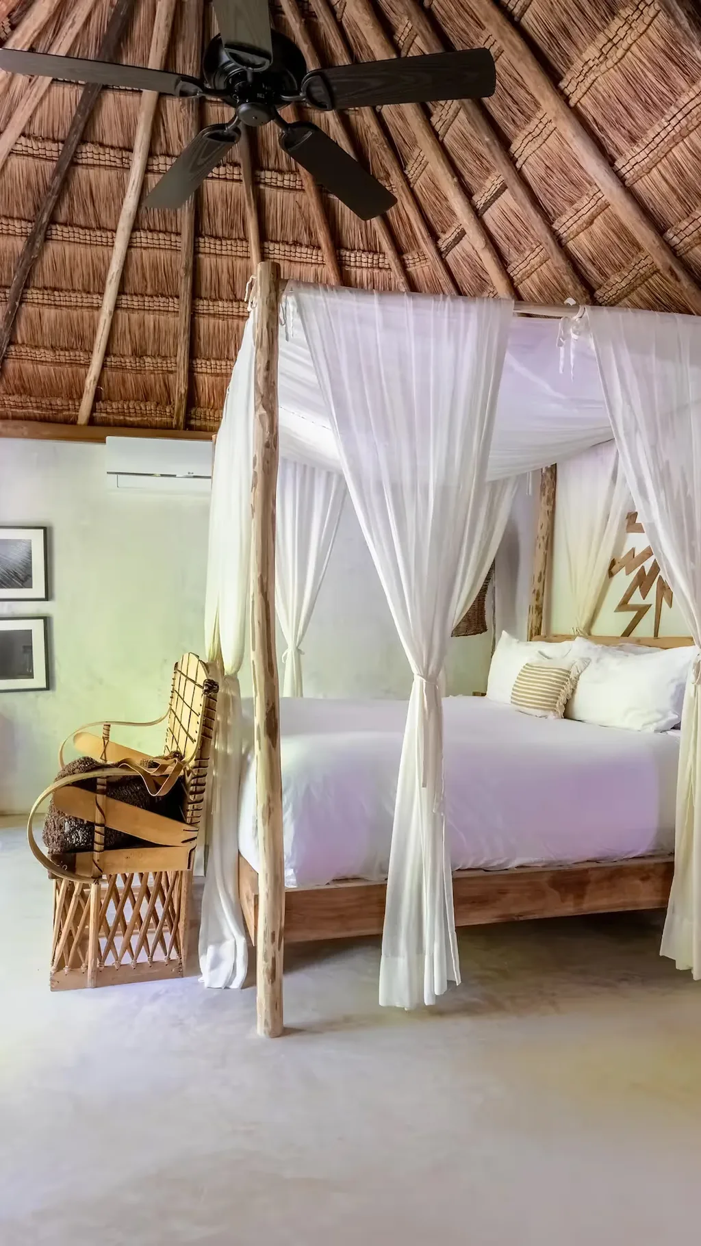 Habitación de hotel de lujo con acceso a la terraza y diseño artesanal en La Valise Tulum, México.